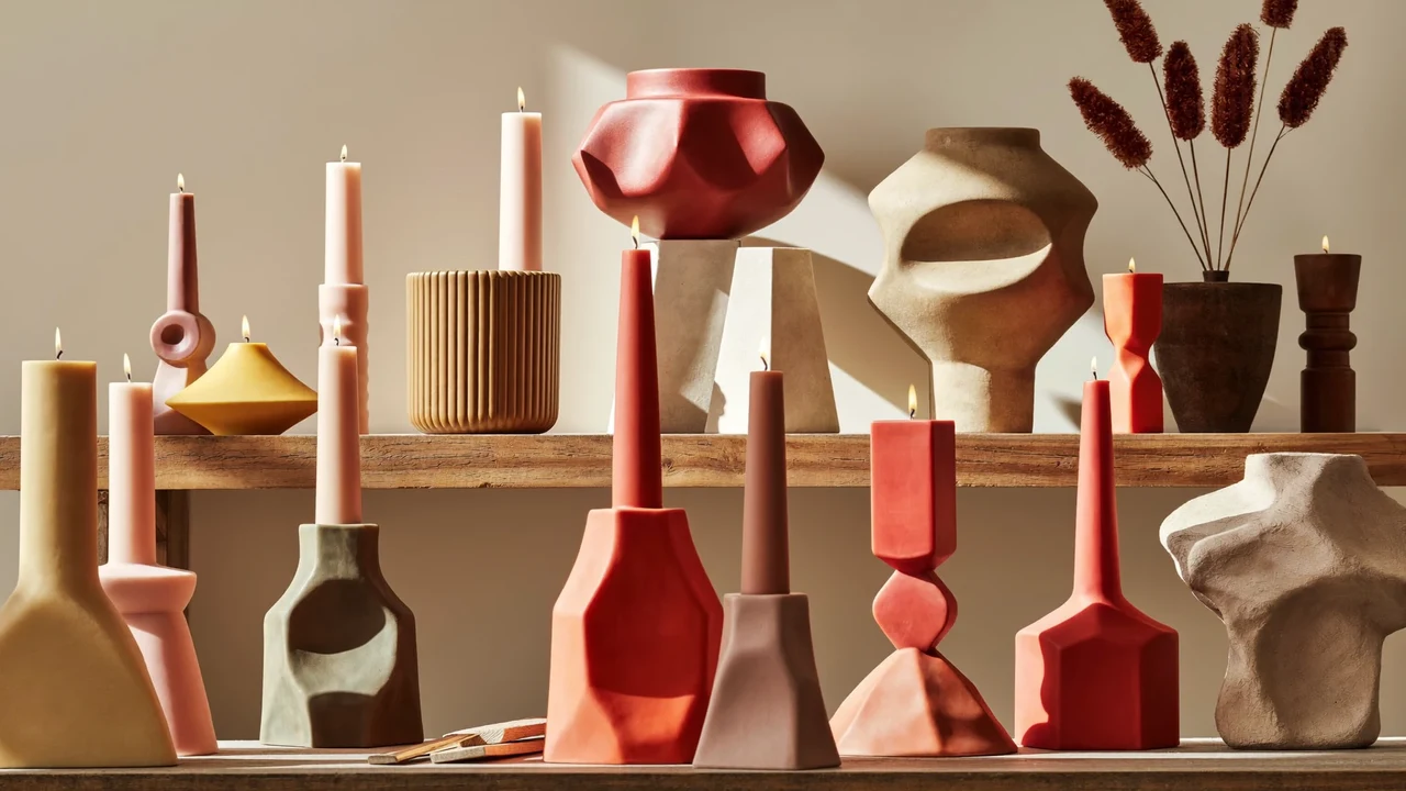 Illustrazione generata: composizione di candele e decori per la casa